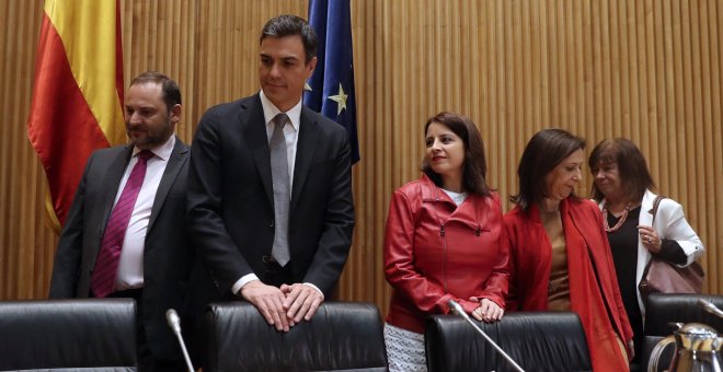 El secretario general del PSOE, Pedro Sánchez, con el secretario de Organización del PSOE, José Luis Ábalos, la vicesecretaria general, Adriana Lastra (3d), y la portavoz parlamentaria, Margarita Robles durante la reunión del grupo parlamentario socialist