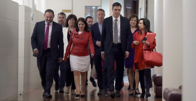 El secretario general del PSOE, Pedro Sánchez, con el secretario de Organización socialista, José Luis Ábalos, la vicesecretaria general, Adriana Lastra, y la portavoz parlamentaria, Margarita Robles, tras la reunión de grupo parlamentario en el Congreso