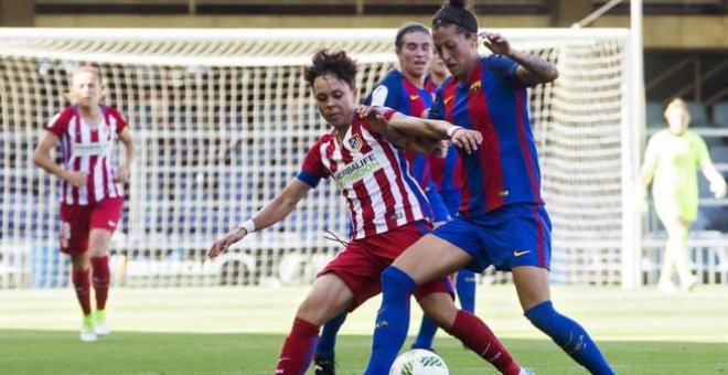 El Atlético de Madrid contra el FC Barcelona en un partido de la Primera División Femenina. / EFE