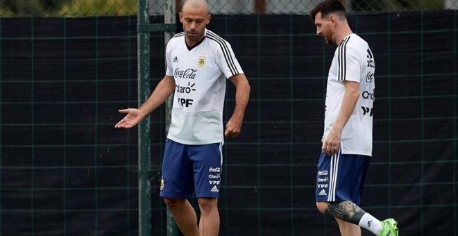 Los jugadores de la selección argentina Javier Mascherano y Lionel Messi (d) durante un entrenamiento. / EFE