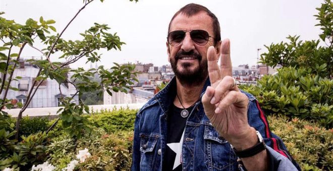 El músico británico Ringo Starr, posa para los fotógrafos mientras da una rueda de prensa antes del inicio de su gira europea en París. (ETIENNE LAURENT)