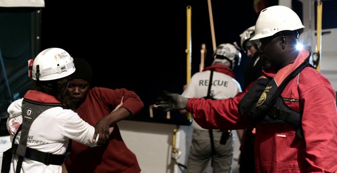 Una personas rescatada por la tripulación del barco de salvamento Aquarius este fin de semana.- REUTERS/Karpov