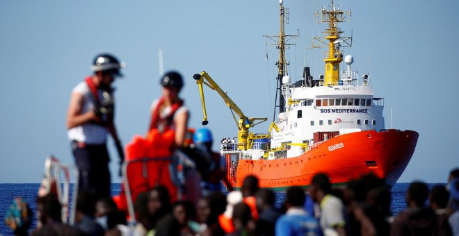 El barco de rescate MV Aquarius es visto por los migrantes  rescatados por la organización SOS Mediterranee durante una operación de búsqueda y rescate (SAR) en el Mar Mediterráneo. REUTERS / Tony Gentile