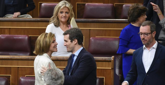 La secretaria general del PP, María Dolores de Cospedal, saluda al vicesecretario de comunicación del partido, Pablo Casado, durante el pleno del Congreso celebrado en Madrid. EFE/Fernando Villar