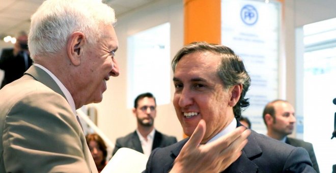 Los candidatos a presidir el Partido Popular, el exministro de Asuntos Exteriores José Manuel García-Margallo, y el responsable de Relaciones Exteriores del PP, José Ramón García Hernández, durante la presentación de avales, en la sede del partido en Madr