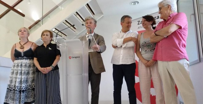 El alcalde de Zaragoza, Pedro Santisteve, con los concejales Fernando Rivarés (ZeC), Lola Campos (PSOE) y Leticia Crespo (Cha) y con los memorialistas Chato Galante (Ceaqua) y Mercedes Sánchez (Armha). EDUARDO BAYONA