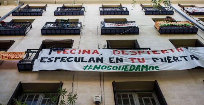 Pancartas en el bloque de viviendas de la calle Argumosa, 11, en el barrio de Lavapiés de Madrid.- JAIRO VARGAS