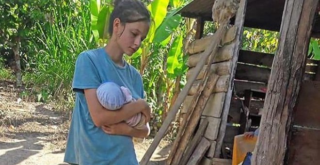 Fotografía sin fechar de Patricia Aguilar con un bebe en Chanchamayo (Perú). EFE/Milton Cahuana