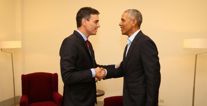 El presidente del Gobierno ,Pedro Sánchez, saluda al expresidente de EEUU, Barack Obama, duran su breve encuentro en La Moncloa.- Fernando Calvo/Moncloa/