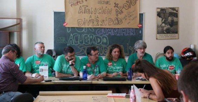 Un encierro de profesores de CCOO para exigir el cumplimiento del acuerdo sectorial de Educación en la Comunidad de Madrid.- CCOO