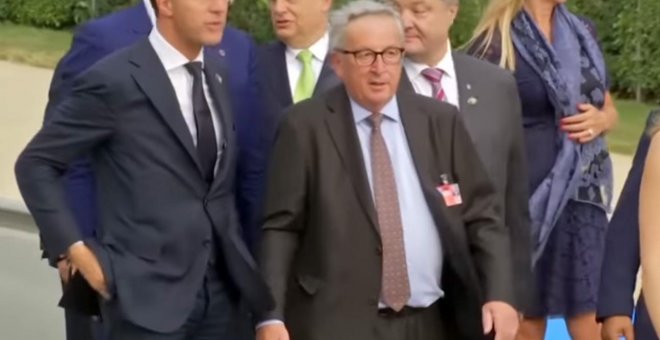 Jean Claude Juncker sin poderse sostener en pie durante la foto de familia en la cumbre de la OTAN, en Bruselas.