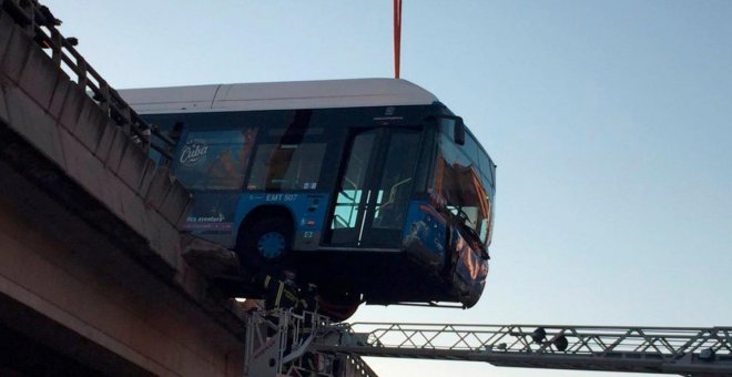 Un autobús de la EMT que prestaba servicio como lanzadera entre el festival Mad Cool y plaza de Castilla sufre un accidente quedando suspendido en un puente de la M-11.- EFE