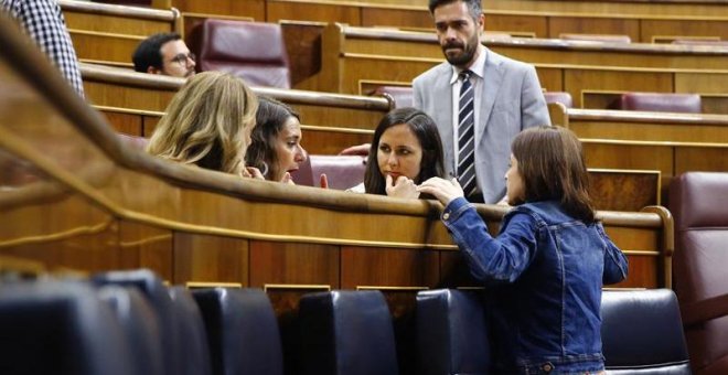 La vicesecretaria general del PSOE, Adriana Lastra, conversa con las diputadas de Unidos Podemos, Ione Belarra y Noelia Vera, antes de la votación de este lunes en el Congreso. - EFE