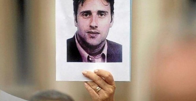 Una persona con un cartel de Miguel Ángel Blanco. EFE