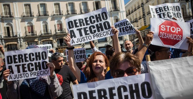 Afectados por la venta de viviendas del IVIMA al fondo buitre Encasa Cibeles protestan en la Puerta del Sol para que se revierta la operación.- JAIRO VARGAS