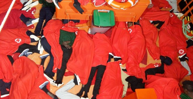 Cientos de personas rescatadas por Salvamento Marítimo pasan la noche en suelo de la cubierta de un barco, en el puerto de Algeciras, ente la falta de espacio en tierra para desembarcarlos.- FOTO CEDIDA POR  CGT