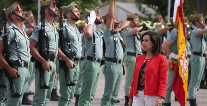 La ministra de Defensa, Margarita Robles, pasa revista a las tropas durante su visita a las unidades de la Legión del Acuartelamiento de Montejaque en Ronda (Málaga). - EFE