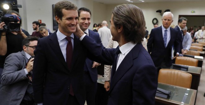 El expresidente del Gobierno José María Aznar, acompañado por el presidente del Partido Popular, Pablo Casado, poco antes de su comparecencia ante la comisión de investigación sobre la presunta financiación ilegal del Partido Popular en el Congreso. EFE/J