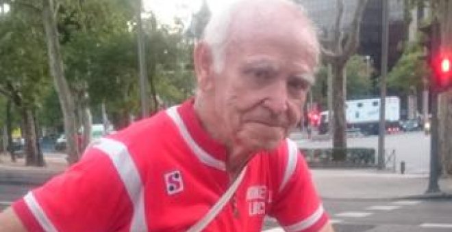 Basilio, ciclista de 82 años, enfundado en su maillot rojo. / HENRIQUE MARIÑO