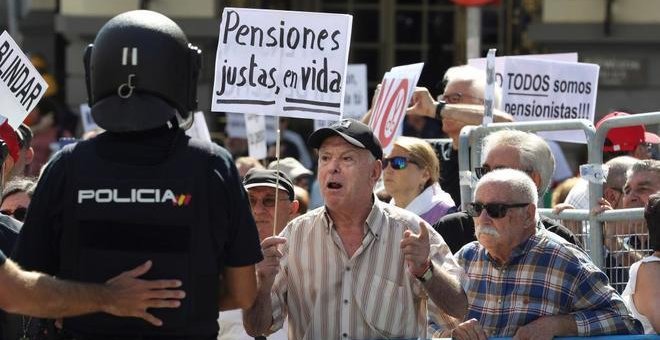 Pensionistas protestan frente al Congreso. EFE