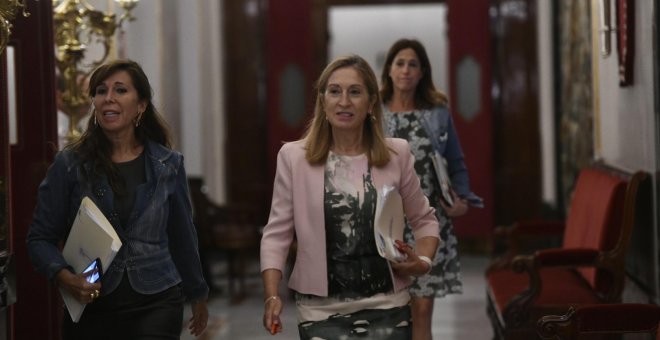 La presidenta del Congreso, Ana Pastor, se dirige a la reunión de la Mesa de la cámara. E.P./Oscar del Pozo