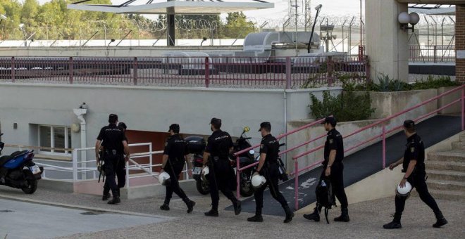 Policías en la entrada del CIE de Murcia.- EFE/ARCHIVO