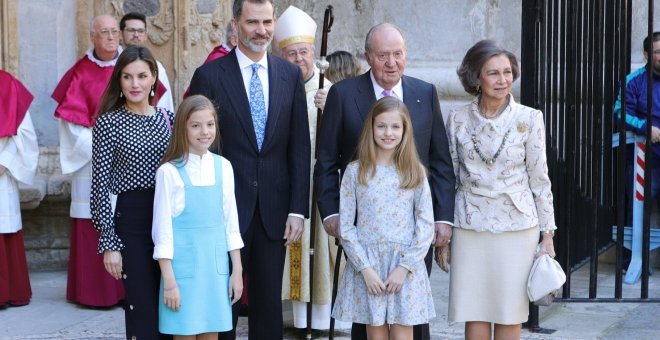 El rey Felipe VI, la reina Letizia, la princesa Leonor y la infanta Sofía con los reyes eméritos Juan Carlos y Sofía, tras la misa de Resurrección en Palma. EFE