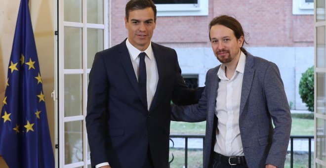 El presidente del Gobierno, Pedro Sánchez, y el secretario general de Podemos, Pablo Iglesias, tras la firma en el Palacio de la Moncloa del acuerdo sobre el proyecto de ley de presupuestos para 2019. EFE/ Zipi