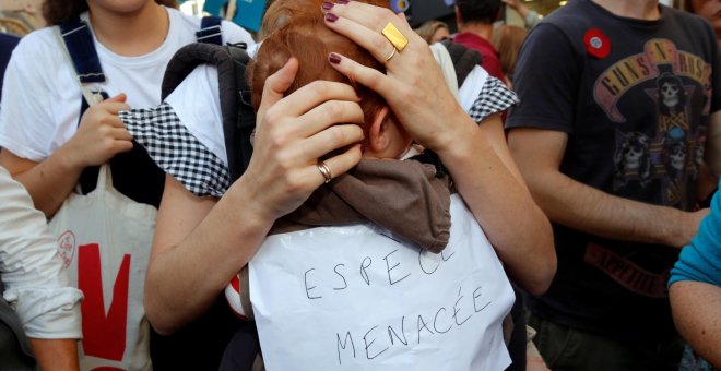 Una mujer lleva a su bebé en una protesta contra el cambio climático en París - REUTERS/Philippe Wojazer