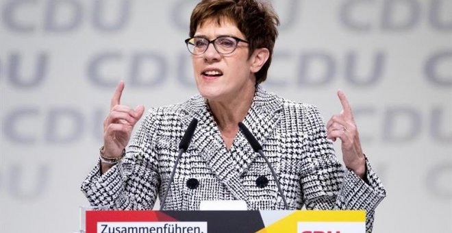 Annegret Kramp-Karrenbauer, que liderará la CDU alemana, mientras pronuncia su discurso durante el congreso federal del partido en Hamburgo en donde salió victoriosa | HAYOUNG JEON / EFE