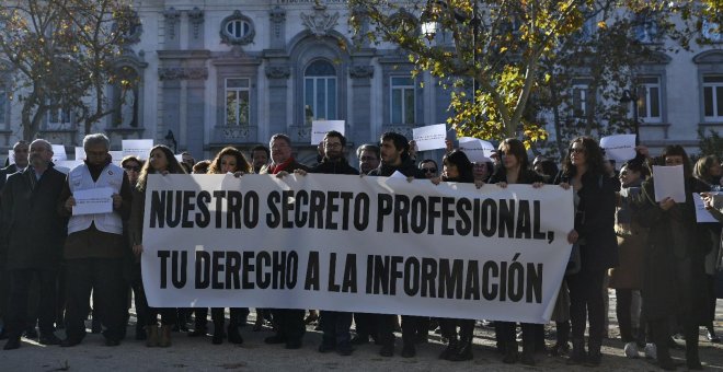 Imagen de la concentración de periodistas frente al Supremo contra los registros en Europa Press y el Diario de Mallorca. EP