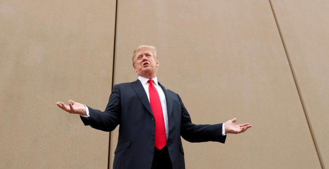 Donald Trump, en marzo del año pasado, durante su visita a la frontera entre California y México. /REUTERS