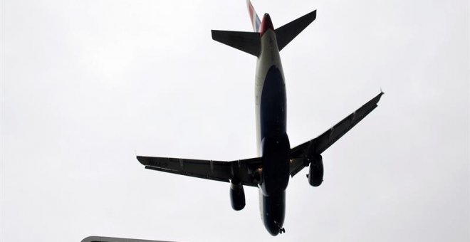 Un avión de la aerolínea British Airways aterriza en el aeropuerto de Heathrow en Londres. - EFE