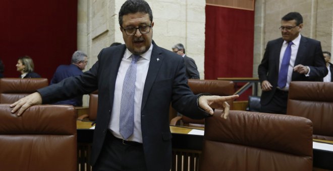 El líder de Vox, Francisco Serrano, en su escaño en el Parlamento andaluz, durante la sesión de investidura del líder del PP andaluz Juan Manuel Moreno. EFE/José Manuel Vidal