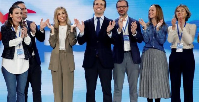 El presidente del PP, Pablo Casado (c), y su esposa Isabel Torres (3ªi), junto al secretario general Teodoro García-Egea (2ºi), y los vicesecretarios Andrea Levy, Javier Maroto, Marta González e Isabel García Tejerina (i-d), durante la clausura de la Conv