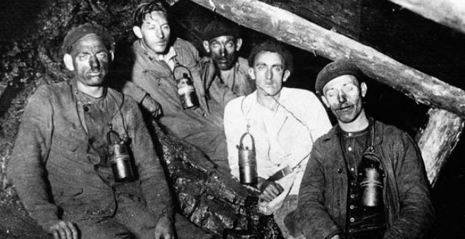 Trabajadores de una mina en Orallo (Laciana) en 1942. / ARCHIVO CLUB XEITU