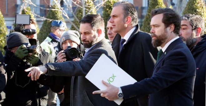 El líder de Vox, Santiago Abascal (3d), junto al secretario general, Javier Ortega Smith (2d). / EFE