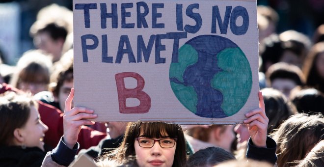 Manifestantes muestran pancartas durante una marcha contra el calentamiento global, este viernes, en Berlín, Alemania./EFE