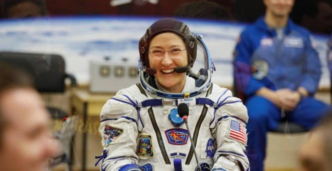 Christina Koch es una de las dos astronautas de la NASA que protagonizarán la primera caminata espacial realziada sólo por mujeres. / SHAMIL ZHUMATOV (REUTERS)