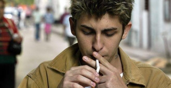 La OMS exhorta a los gobiernos a aumentar el impuesto al tabaco para reducir su consumo. | Foto: EFE