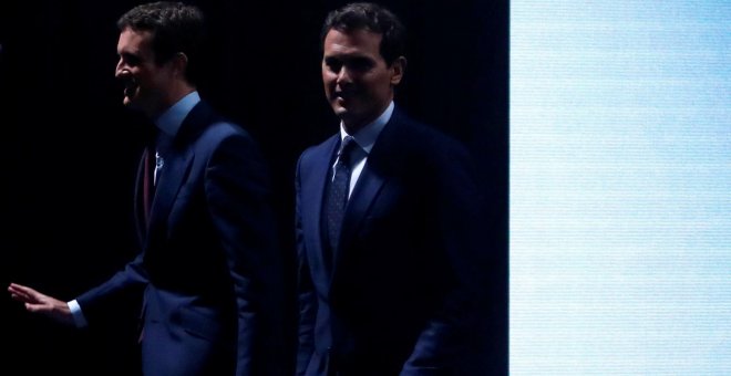 Pablo Casado (PP) junto a Albert Rivera (Ciudadanos), momentos antes del comienzo del debate electoral en Atresmedia. REUTERS/Juan Medina