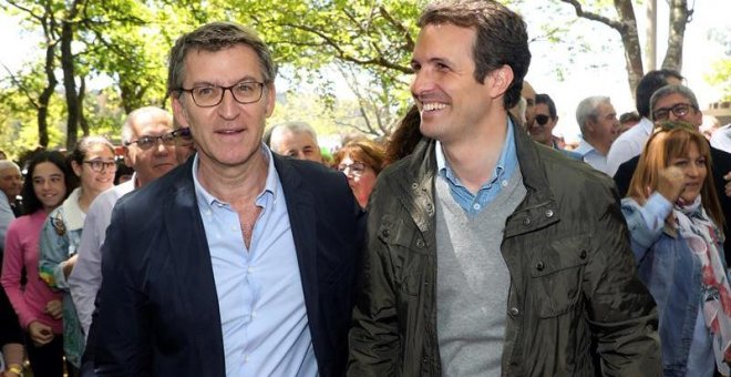 El líder del PP, Pablo Casado (d), y el presidente de la Xunta, Alberto Núñez Feijóo, coinciden en un acto político en el municipio coruñés de O Pino