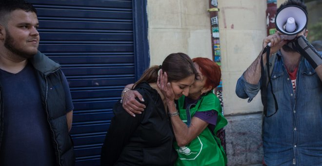 Miriam Fernández celebra con los activistas por el derecho a la vivienda la paralización sin fecha de su desahucio en la calle Argumosa de Lavapiés, en Madrid, donde vive con su marido y sus dos hijos menores desde hace seis años.- JAIRO VARGAS