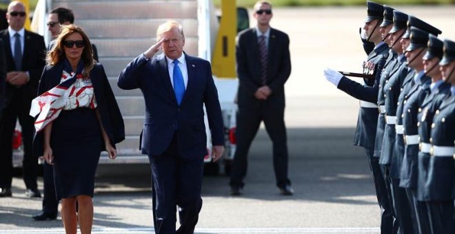 Trump y su esposa Melania llegan a Londres en visita oficial. (HANNAH MCKAY | REUTERS)