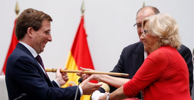 Momento en el que Manuela Carmena cede en bastón de mando a Almeida, nuevo alcalde del Ayuntamiento de Madrid. EFE