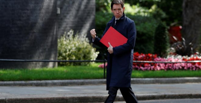 Rory Stewart gesticula cuando los periodistas le preguntan sobre su liderazgo, a su llegada a una reunión del gabinete británico en Downing Street, en Londres. REUTERS / Peter Nicholls