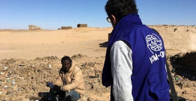 Un miembro de la Organización Internacional para las Migraciones (OIM) presta ayuda a una persona migrante en el desierto del Sáhara en una imagen del 2017.- OIM