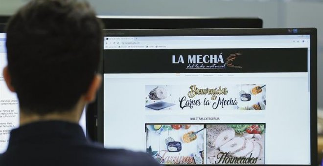 Un usuario navega, este jueves, por la página web de Magrudis, que comercializa la carne mechada "La Mechá" causante de un brote de listeriosis. A pesar de que la Junta ha ordenado la paralización de la actividad y la retirada de todos sus artículos elabo