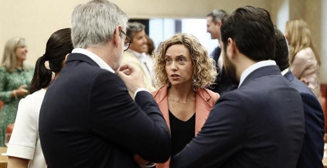 27/08/2019 - La presidenta de la Diputación Permanente, Meritxell Batet (c), conversa con diputados de Ciudadanos, durante la Diputación Permanente del Congreso/ EUROPA PRESS