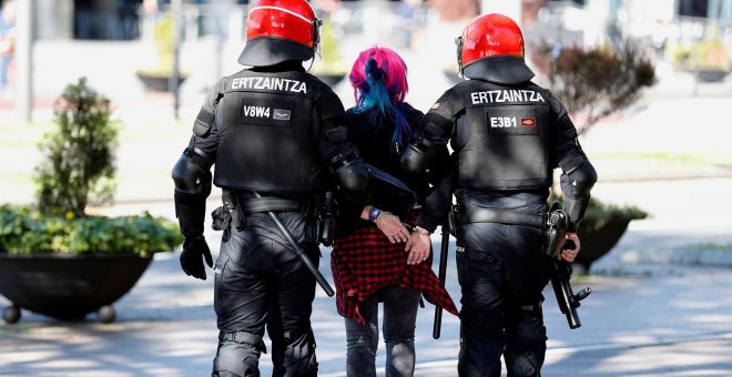Una de las detenidas por la Ertzaintza en Bilbao. Luis Tejido / EFE